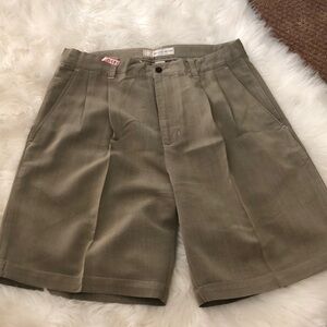 men’s khaki shorts